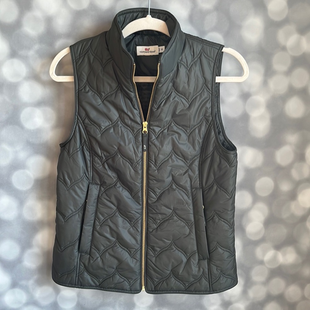 Vineyard Vines womens green quilted puffer vest. Size XS